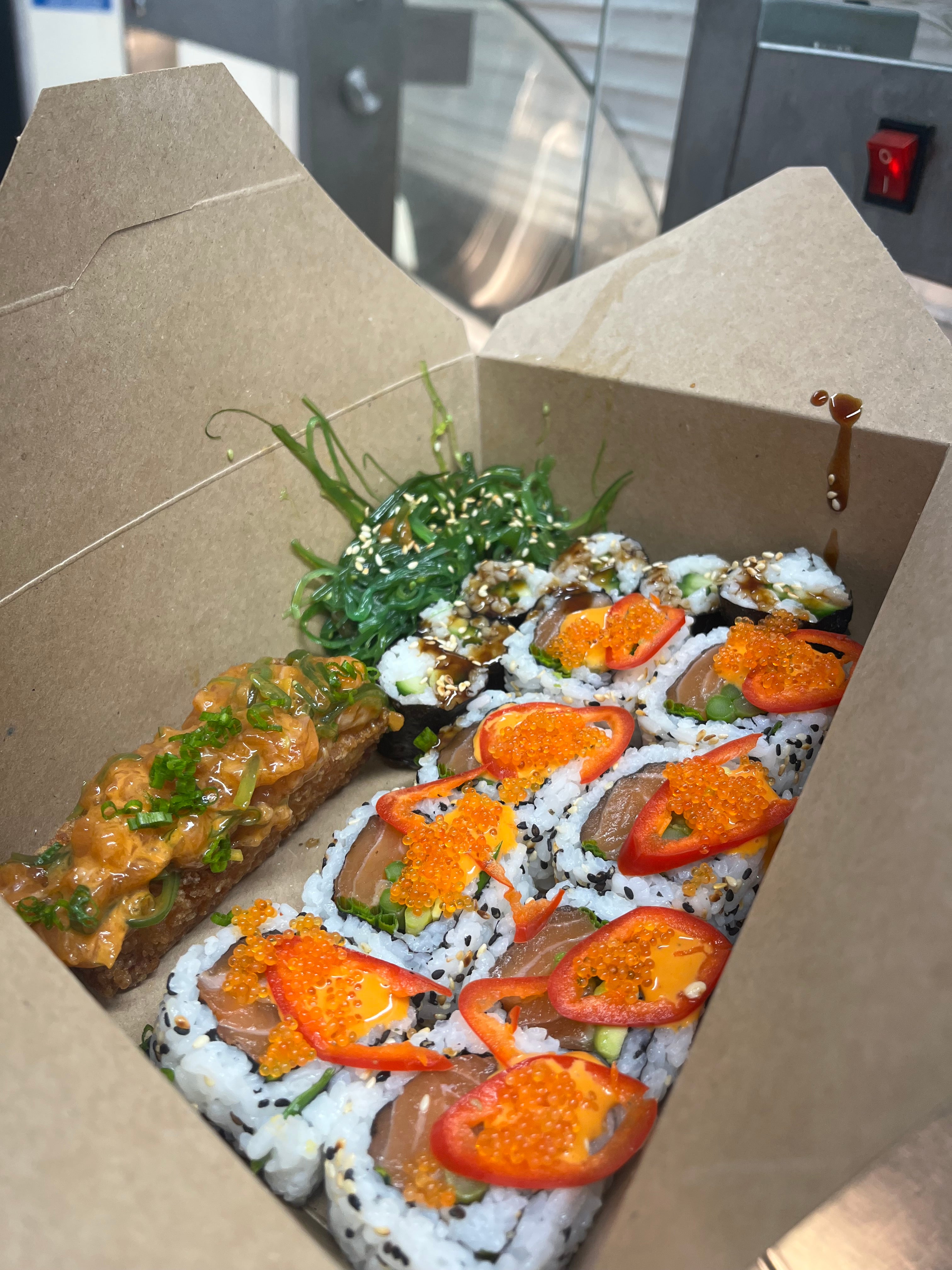 Spicy salmon futomaki